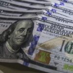 Dólar fica estável...