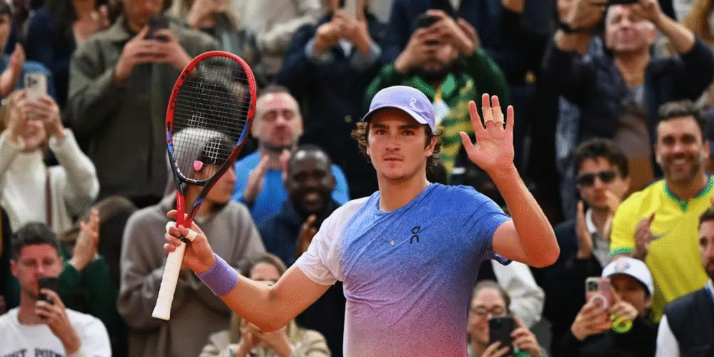 Roland Garros: Fonseca estreia com vitória implacável sobre ex-top 10