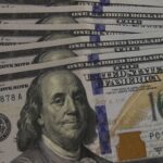 Dólar cai a...