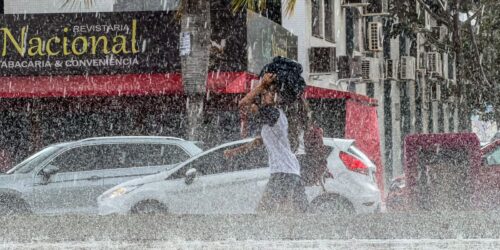 DF e 10 estados têm alerta laranja de chuva neste sábado