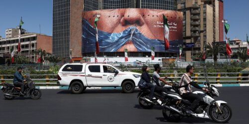 EUA voltam a atacar Irã, que retalia contra base militar no Kuwait