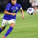 Marta volta à...