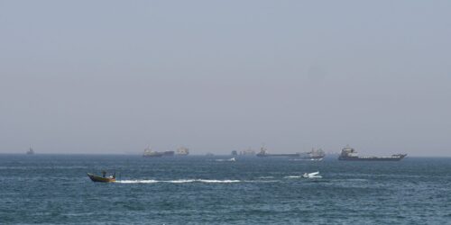EUA lançam novos ataques ao Irã; forças iranianas fecham Ormuz