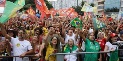 Ato em apoio à democracia e a Lula reúne milhares em Copacabana