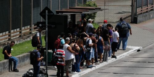 Motoristas de ônibus fazem paralisação na zona sul de São Paulo
