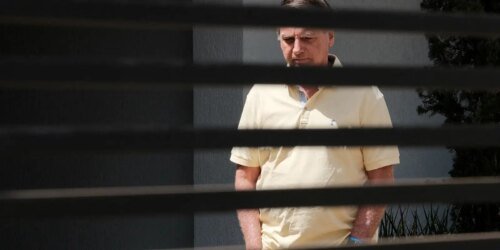 Bolsonaro pede liberação de visitas de Flávio na prisão domiciliar