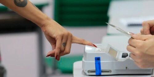 Eleitores vão cedo aos locais de votação no Rio, mesmo com chuva