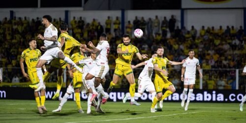 Com um a mais, Mirassol vence e complica Internacional no Brasileirão