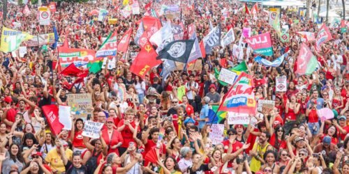 Milhares de pessoas lotam a orla de Copacabana em apoio a Lula