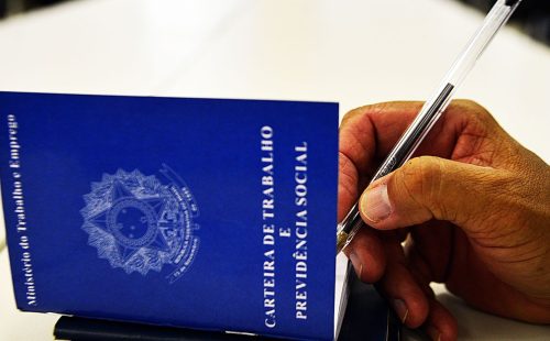 Desemprego recua para 5,6%, a menor taxa desde 2012, mostra IBGE