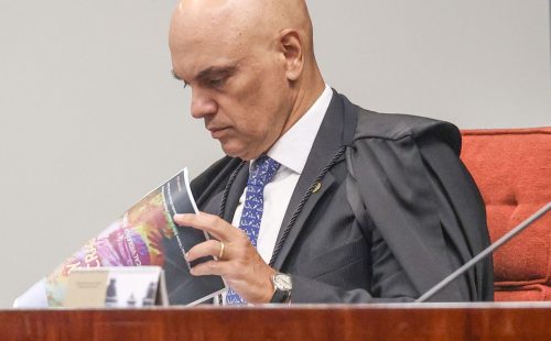 Moraes dá 24 horas para Bolsonaro explicar arma apreendida em blitz