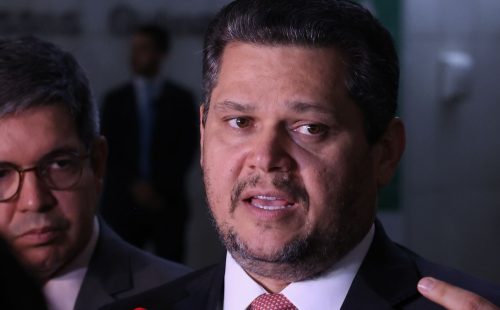 Alcolumbre mantém PEC 6x1 travada em semana esvaziada no Senado