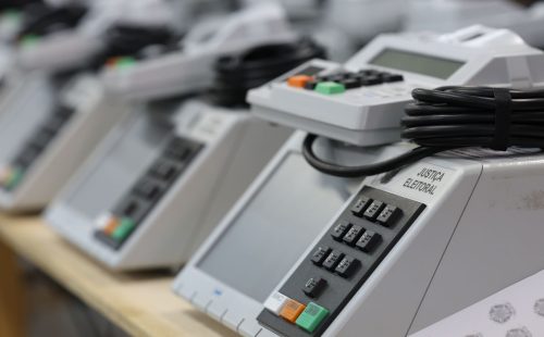 Presidente do TSE cria comissão para combater IA ilegal nas eleições
