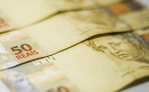 Arrecadação federal no ano supera 2024, apesar da queda em agosto