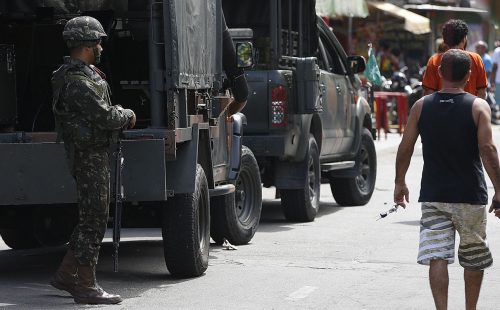 Polícia faz ação para cumprir 56 mandados de prisão na Maré, no Rio