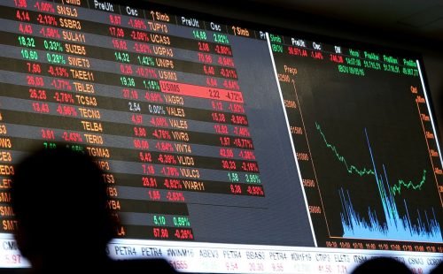 Dólar cai a R$ 5, e bolsa sobe quase 8% após primeiro turno