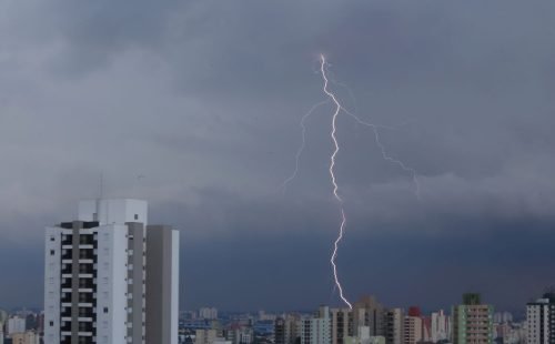 São Paulo terá mais chuvas fortes no fim da tarde desta quinta (15)