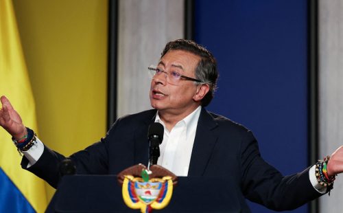 Após fala de Trump, Petro diz que pegará em armas se necessário