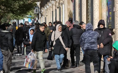 Trump anuncia tarifas de 25% a países que negociarem com Irã