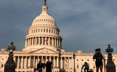 Prazo da guerra de Trump sem aval do Congresso termina 1º de maio