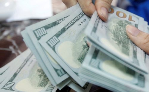 Dólar fecha abaixo de R$ 5, e bolsa cai com cautela global