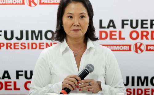 Fujimori se aproxima da presidência do Peru e Sánchez convoca protesto