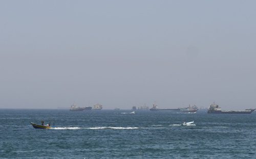 EUA lançam novos ataques ao Irã; forças iranianas fecham Ormuz