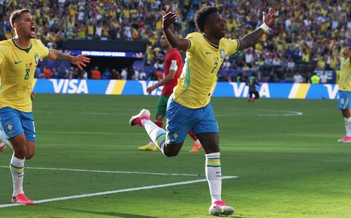 Raphinha, Vini e Douglas Santos se destacam nos números da estreia