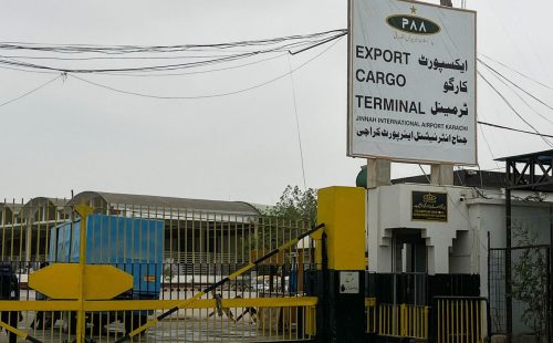 Equipes encontram destroços de Boeing 737 desaparecido no Paquistão