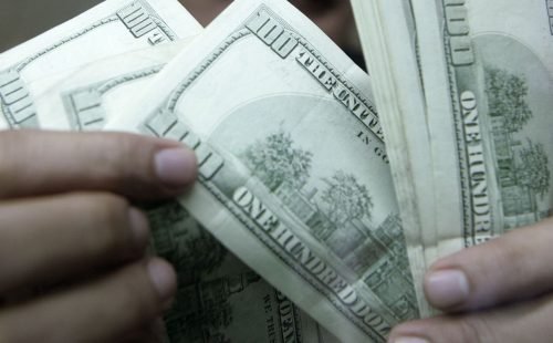 Dólar aproxima-se de R$ 5,17, com notícias do exterior e eleições