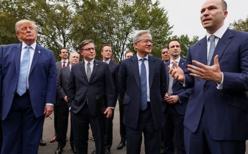 Trump anuncia autorregulação da IA por bigtechs em meio a temor social