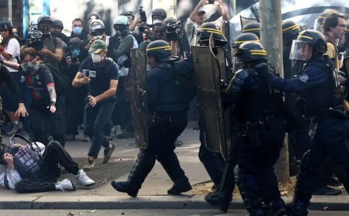 Adolescentes franceses fazem mais um dia de protestos sobre escolas