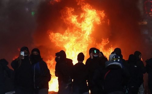 Tensões voltam a crescer; França contabiliza custos de protestos