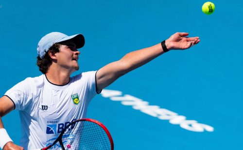 Dores lombares tiram João Fonseca de mais um torneio na Austrália