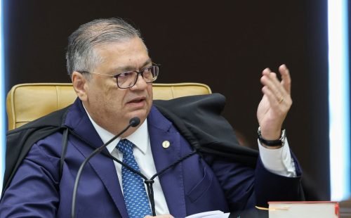 Dino manda PF investigar relação de Vorcaro com cemitérios em SP