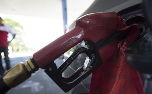 Com nova alta mundial do petróleo, governo mantém desconto na gasolina