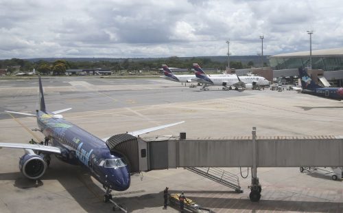 Avião supera ônibus como segundo meio mais comum de viagens pessoais