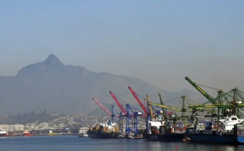 Previsão de superávit comercial de 2026 cai para US$ 84,4 bilhões