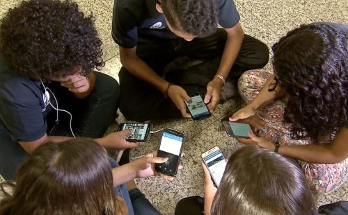 Pesquisa mostra que 82% são contra crianças de até 3 anos com celular