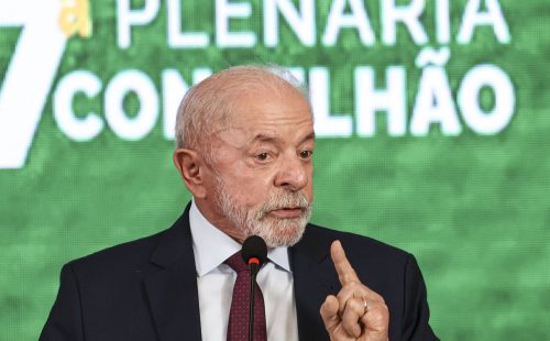 Governo estuda devolução de celular roubado nos Correios, diz Lula