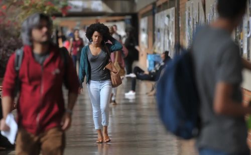 Concluintes de cursos de tecnologia fazem Enade 2025 neste domingo