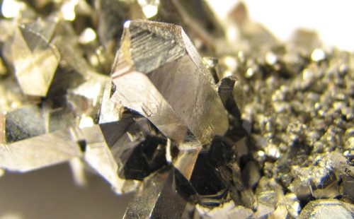 USP desenvolve bateria funcional de nióbio de 3 volts