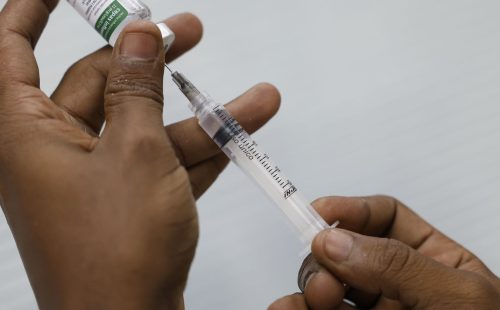 Vacinação despenca na Maré em dias de operação policial, aponta Unicef