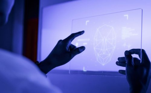 Inteligência artificial ameaça aprendizado da escrita, alerta autor