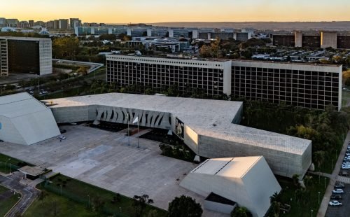 Ao TSE, Meta nega tratamento desigual entre candidaturas presidenciais