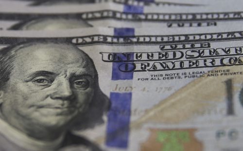 Dólar inicia a semana em queda e fecha a R$ 5,56