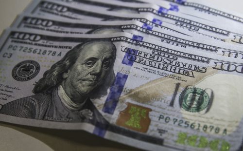 Dólar cai para R$ 5,66 após suspensão de tarifas de Trump