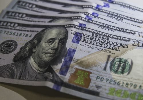 Dólar cai para R$ 5,66 após suspensão de tarifas de Trump