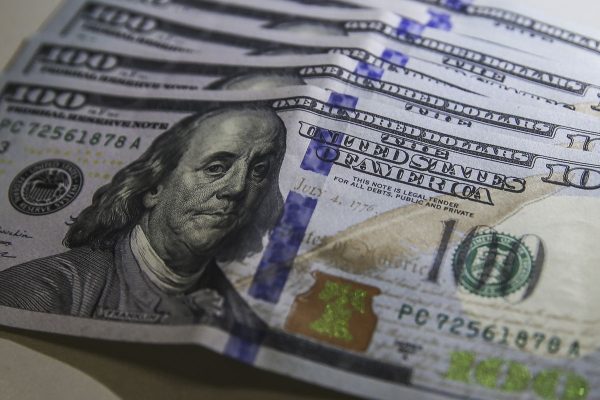 Dólar cai para R$ 5,66 após suspensão de tarifas de Trump