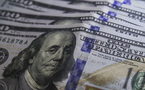 Dólar aproxima-se de R$ 5,70 com incertezas sobre IOF
